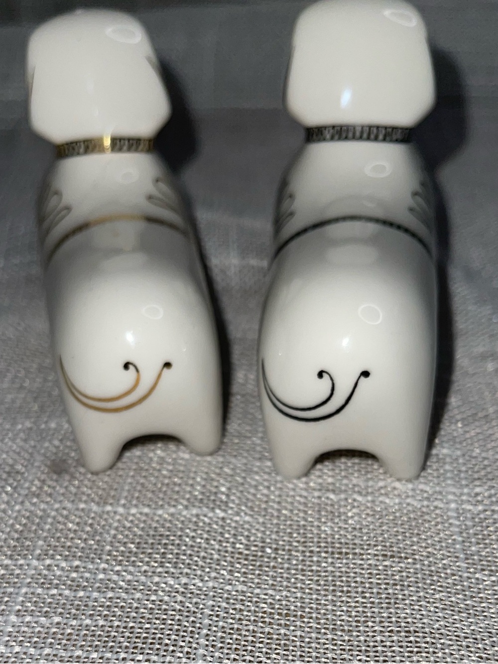 Kate Spade White Ceramic Dog Salt and Pepper Shakers with Gold and Black Accents - Picture 4 of 5